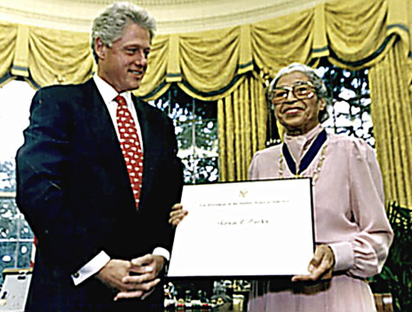 Rosa Parks receives MoF award from Pres. Clinton