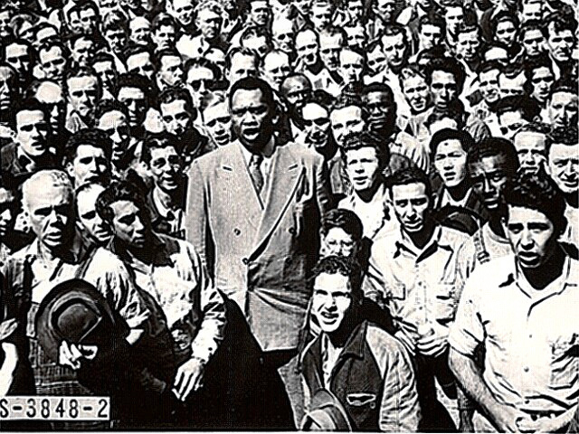 Paul Robeson leading steelworkers