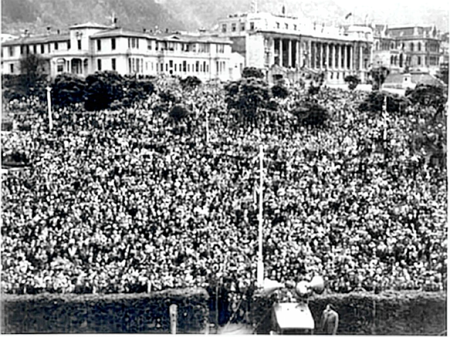 V-E Day crowd in New Zealand